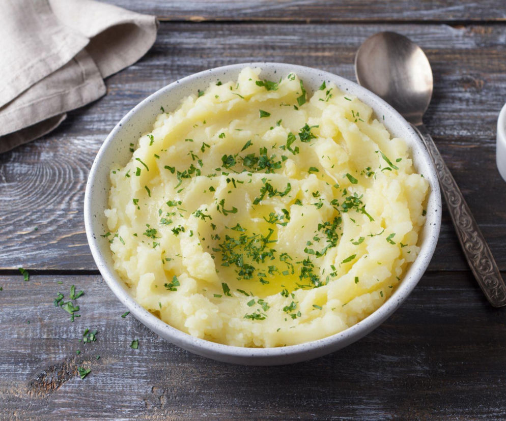 Idealne puree ziemniaczane to coś więcej niż dodatek do obiadu – to konsystencja, smak i ten moment, kiedy łyżka dosłownie się w nim zanurza. Wystarczy kilka drobnych zmian w przygotowaniu, żeby uzyskać efekt jak z dobrej restauracji.