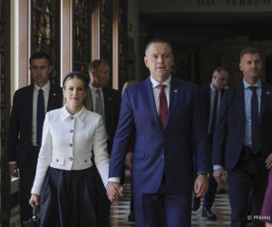 Wszystkie opaski Marty Nawrockiej - dzięki nim ma dziewczęce stylizacje