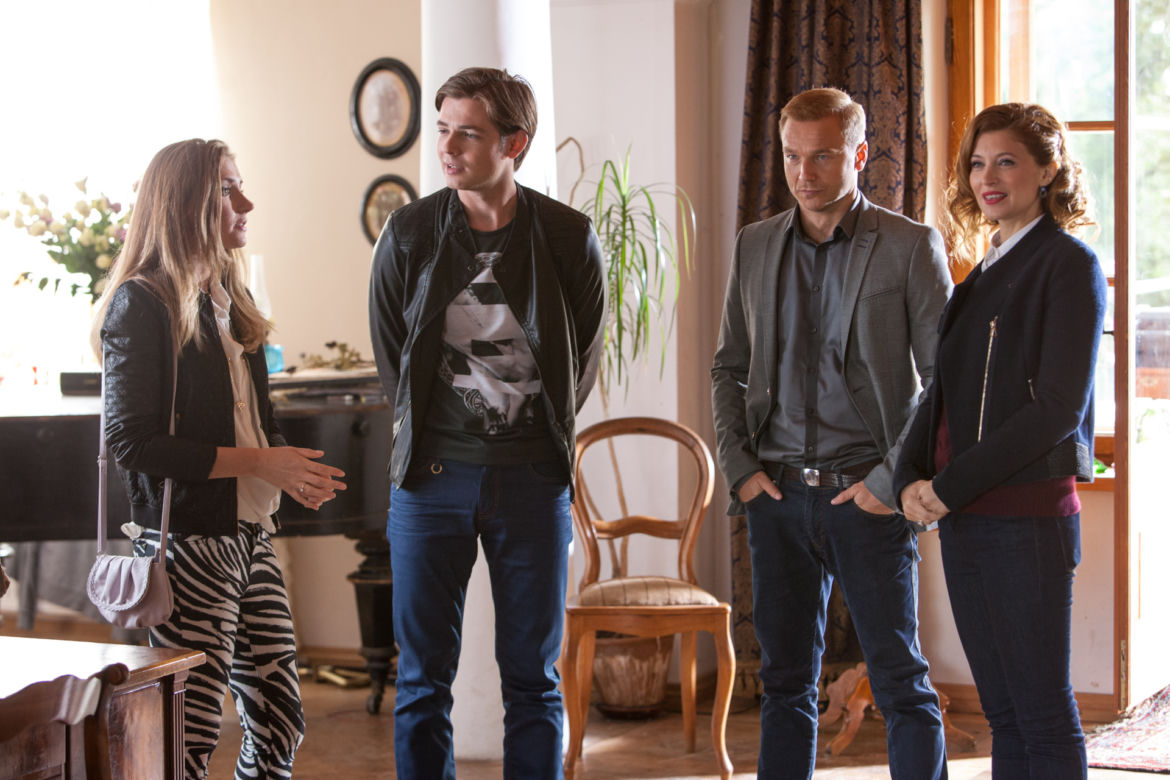 To nie koniec świata odcinek 7. Artur (Kamil Kula), Eliza (Zuza Grabowska), Paweł (Krystian Wieczorek), Kamila (Ada Fijał)