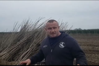 Mariusz Pudzianowski ciężko haruje na chleb! Niektórzy się śmieją