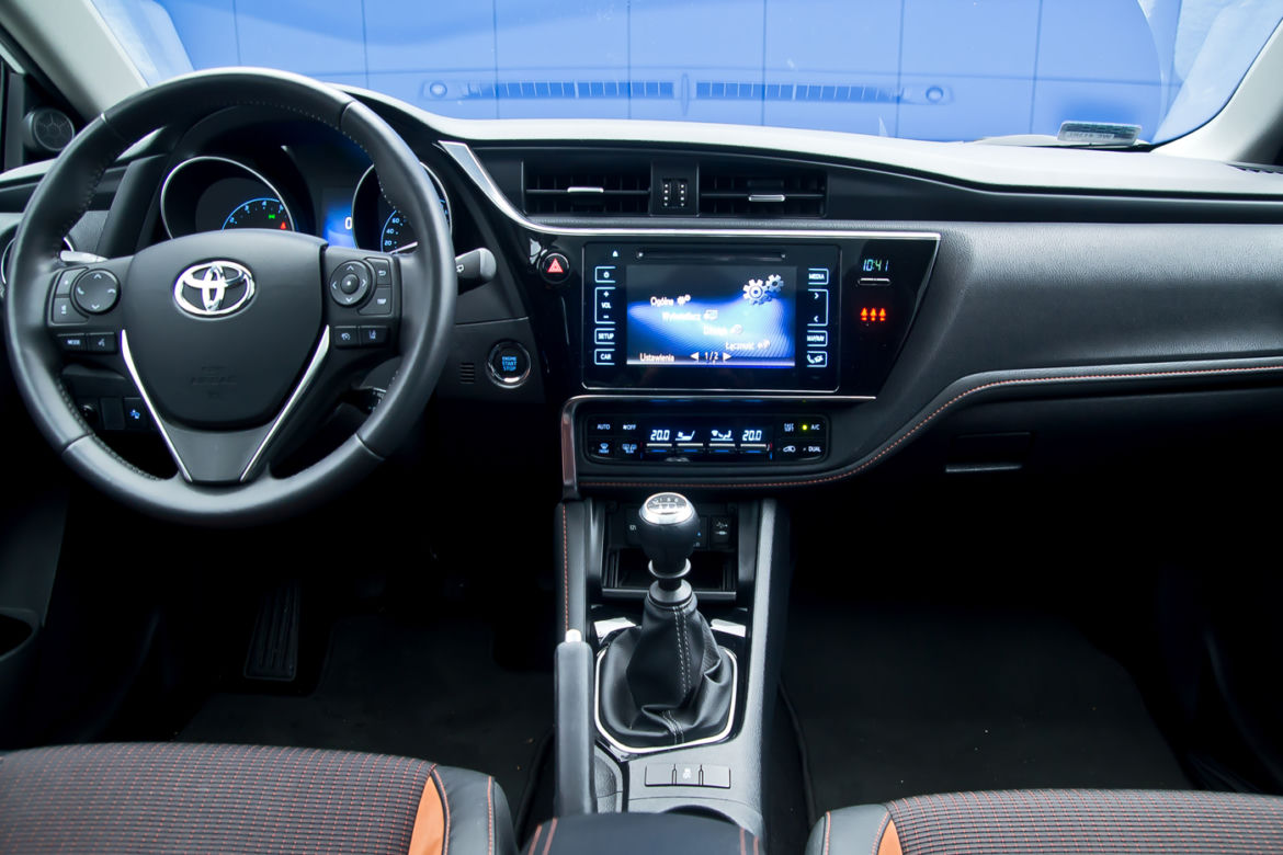 Toyota Auris Touring Sports lifting 2015