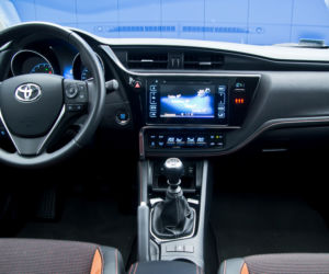 Toyota Auris Touring Sports lifting 2015