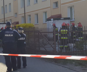 Akcja strażaków na ul. Zwycięstwa. Ktoś rozlał na klatce schodowej dziwną substancję