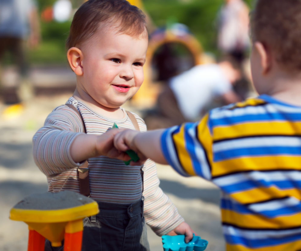 To moja łopatka! Psycholog radzi, jak reagować na kłótnie dzieci w piaskownicy 