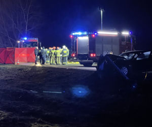 Śmiertelny wypadek w Nieporęcie. jeden z samochodow dachował