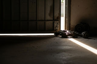 Zatrzymano złodziei mercedesa. Jak działali w dziupli?