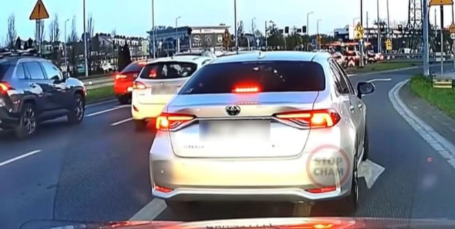 Drogowy szeryf we Wrocławiu zablokował kierowców. Nagranie wywołało burzę w sieci