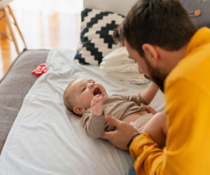Poprawiasz partnera, gdy opiekuje się dzieckiem? To zachowanie ma nazwę