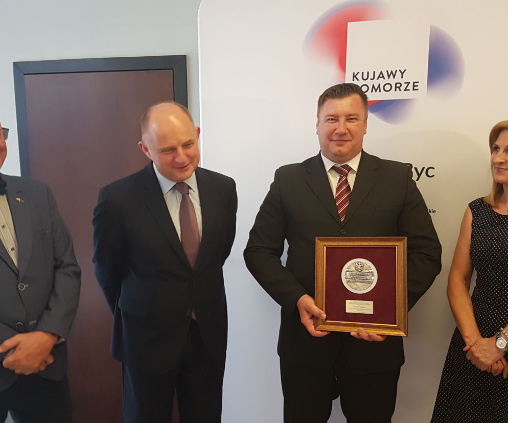 Bohaterski czyn woźnego z Brześcia Kujawskiego nagrodzony.  Zapobiegł tragedii