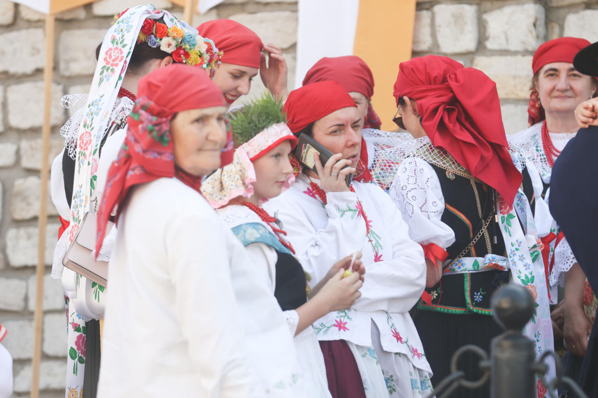Tysiące kobiet i dziewcząt na pielgrzymce do Piekar Śląskich. "Jestem w Kościele, więc idę"