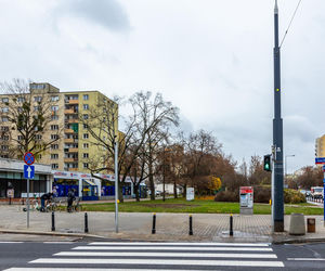 Miejsce po zdemontowanym stelażu reklamowym na rogu ul. Anielewicza i al. Jana Pawła II w Warszawie