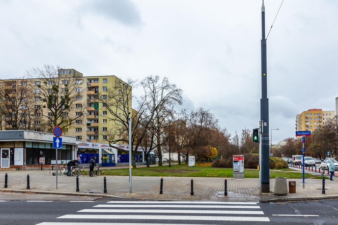 Miejsce po zdemontowanym stelażu reklamowym na rogu ul. Anielewicza i al. Jana Pawła II w Warszawie