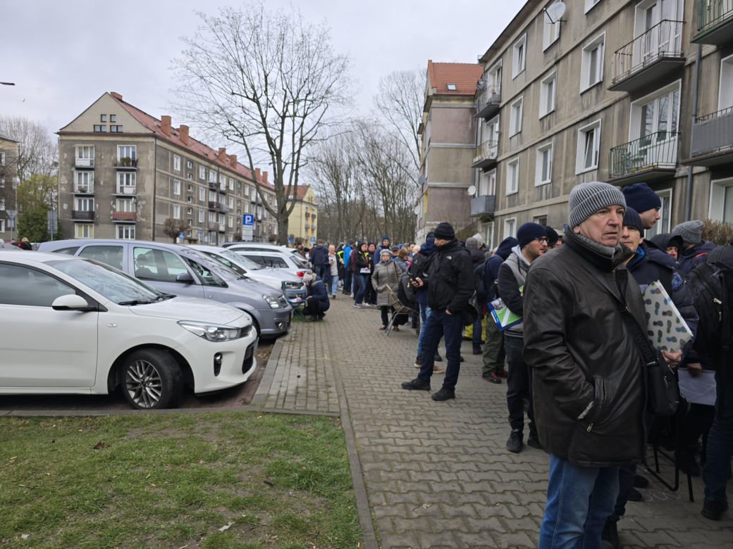 Kilkaset ludzi czeka przed wejściem do punktu obsługi grantobiorców w Tychach