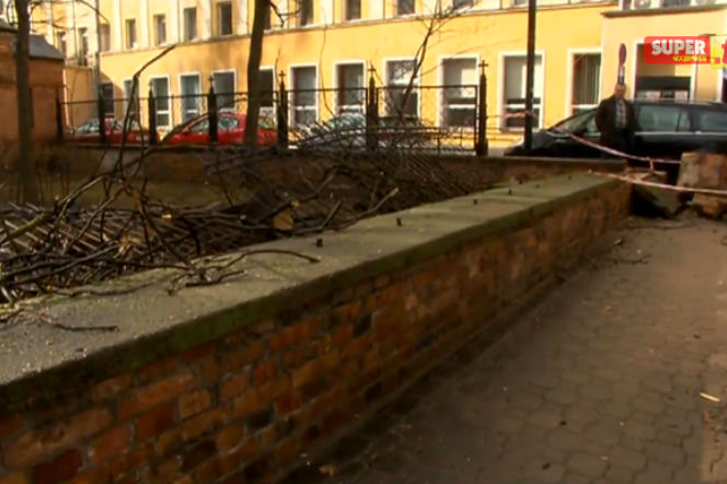 Warszawa. Porywisty wiatr wywołał ogromne zniszczenia!