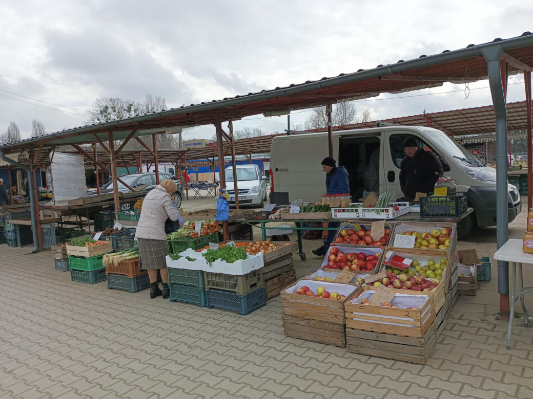 Ceny w markecie a na rynku. Czy jest różnica? Gdzie taniej kupisz warzywa i owoce