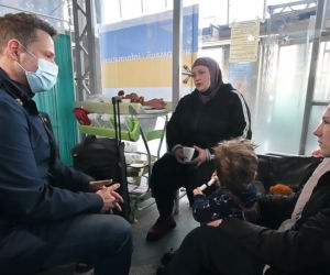 Trzaskowski na na dworcu z uchodźcami z Ukrainy