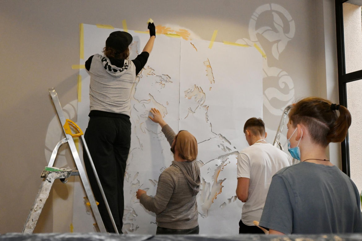 Uczniowie ZSP nr 1 stworzyli mural na ścianach szkoły. Grafika przedstawia patrona placówki