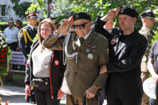Oddali hołd żołnierzom Żywiciela”: Warszawa żyje i to jest nasze zwycięstwo