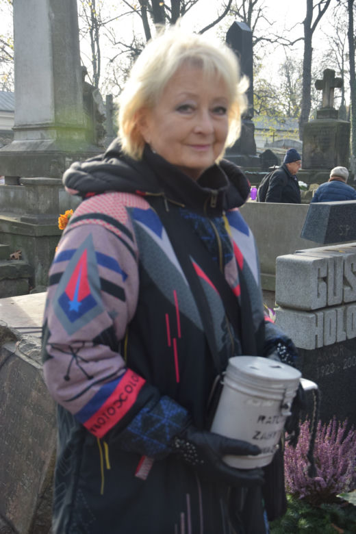 Znani kwestują na Powązkach