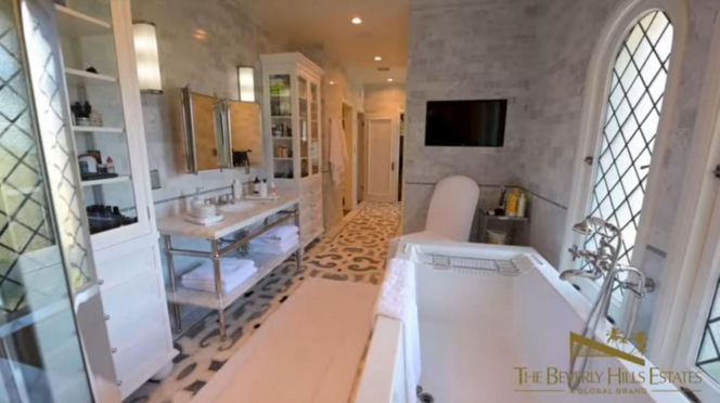 Słynna posiadłość Ozzy'ego Osbourne'a trafiła na sprzedaż! Gwiazdorski luksus za KOLOSALNĄ sumę!