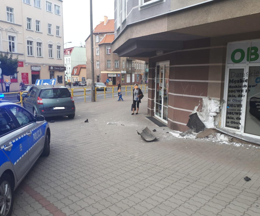 Wjechał w budynek w Kętrzynie