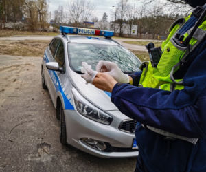 #ZostańWDomu. Policjanci sprawdzają, czy mieszkańcy przestrzegają kwarantanny