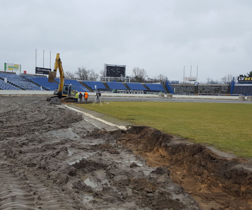Ciężki sprzęt na stadionie żużlowym w Lesznie