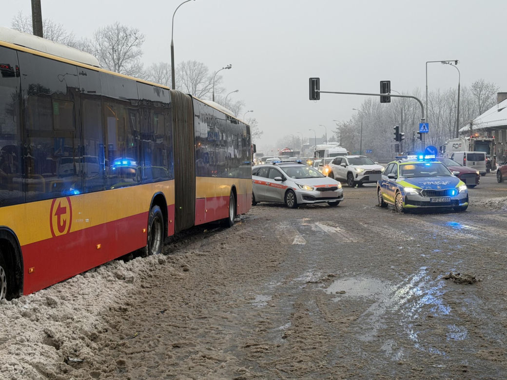 Wypadek autobusu miejskiego w Markach. Są ranni