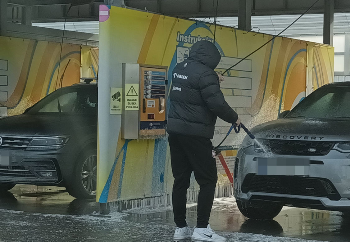 Czesław Michniewicz myje auto w stroju selekcjonera