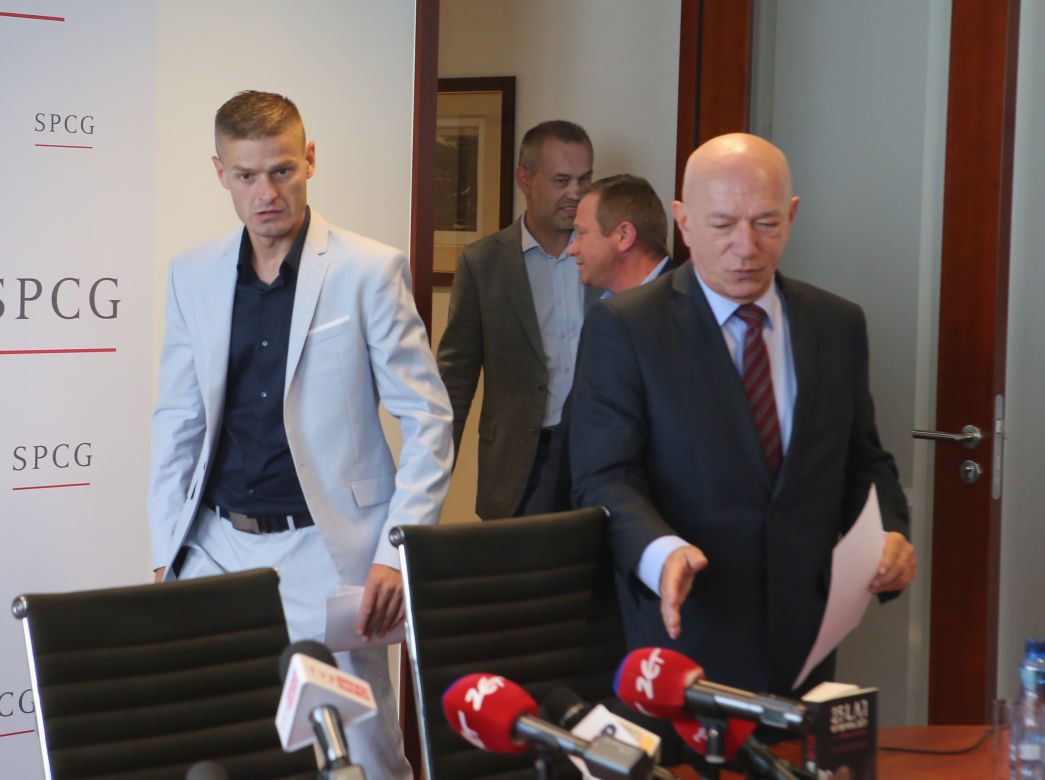 Konferencja, Tomasz Komenda