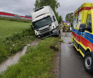 W Krześlinie ciężarówka zjechała do rowu