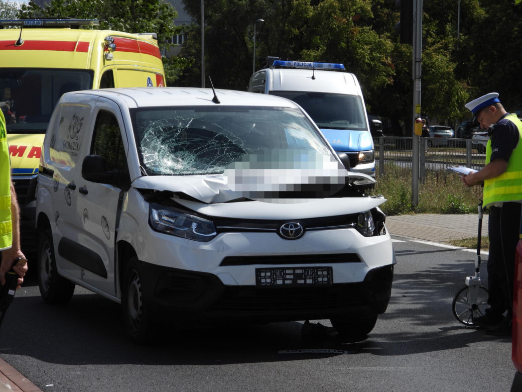 Kierowca Toyoty wjechał w pieszych na Bielanach. Cztery osoby trafiły do szpitala