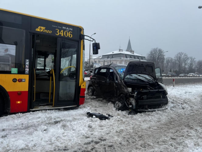 Wypadek autobusu miejskiego w Markach. Są ranni