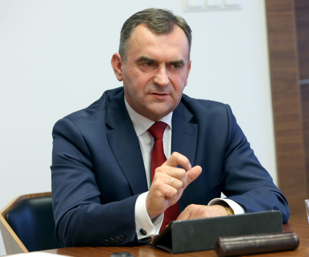Trzaskowski ściąga ministra do śmieci