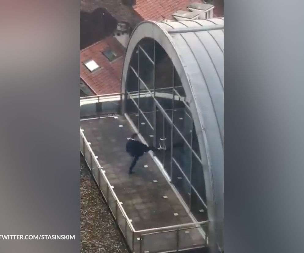 Europoseł ze Śląska dał popis w Brukseli. Wyszedł na papierosa, a potem... kopał w drzwi [WIDEO]