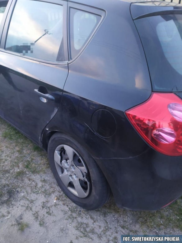 Traktorzysta wjechał w auto i ogrodzenie. Twardo próbował uniknąć odpowiedzialności