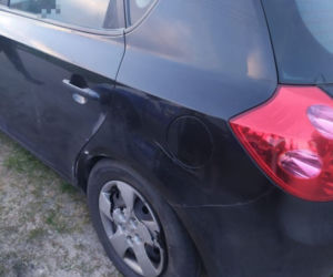 Traktorzysta wjechał w auto i ogrodzenie. Twardo próbował uniknąć odpowiedzialności