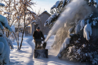 Jak ułatwić sobie odśnieżanie? Ta maszyna pomoże szybko rozprawić się ze śniegiem!