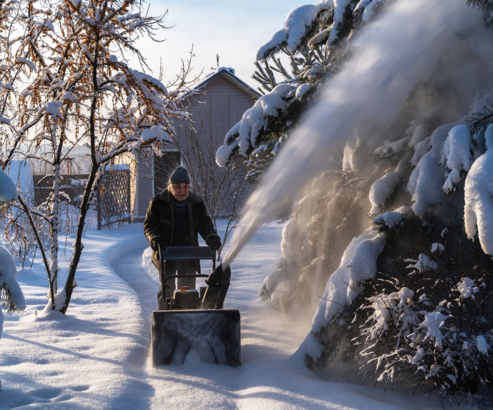 Odśnieżanie ogrodu i posesji zajmuje dużo czasu? Jest na to rada!