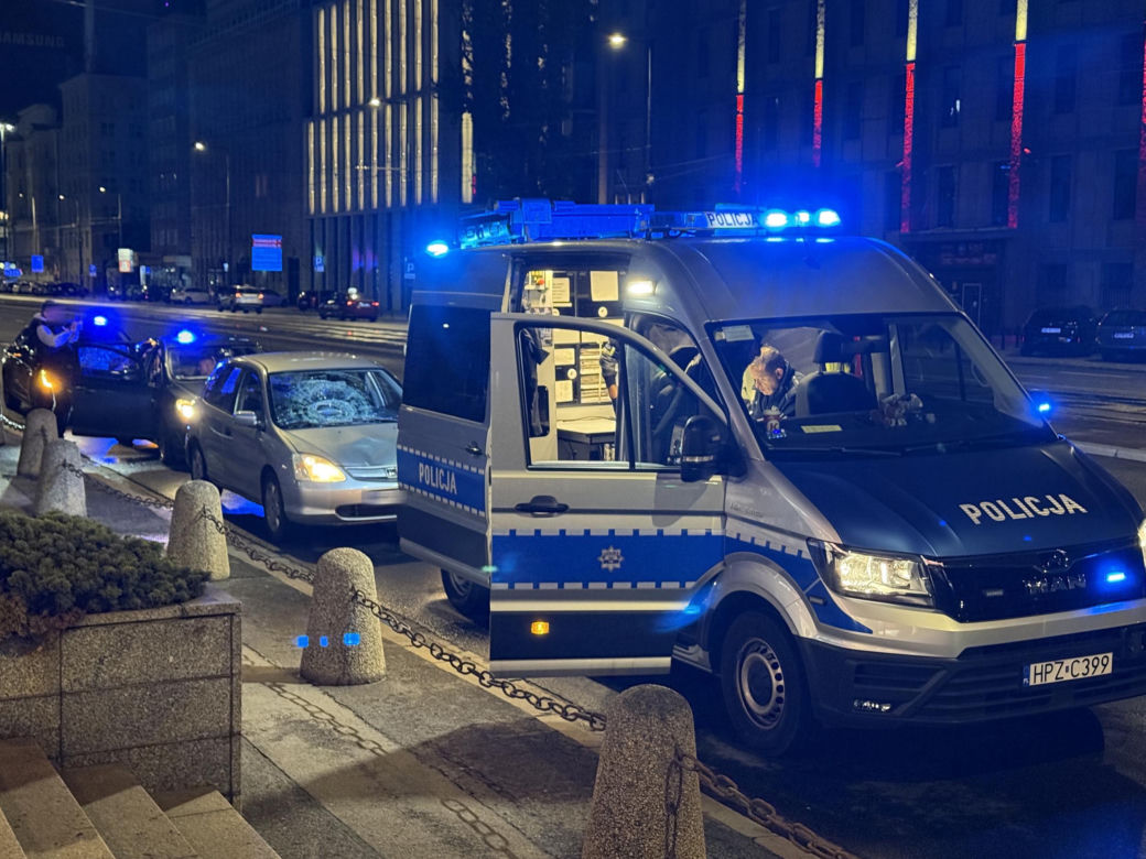 Pijany zmiótł kobietę na pasach i uciekł. Nocny dramat w sercu Warszawy