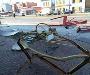 Pilne! Wypadek na al. Rejtana! Autobus staranował przystanek. Są ranni! 