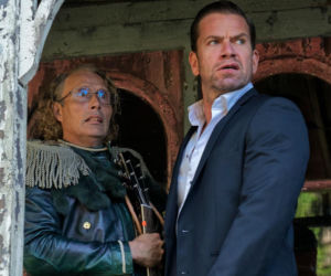 Mads Mikkelsen gra reinkarnację Johna Lennona. Ten film obejrzysz teraz na HBO Max