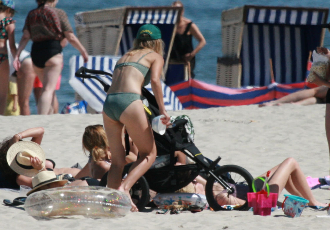 Igraszki Dowborów, Joanna Kroniewska i Maciej Dowbor na plaży