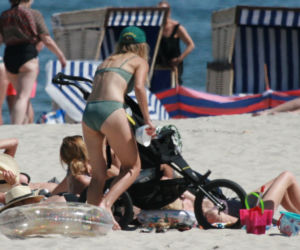 Igraszki Dowborów, Joanna Kroniewska i Maciej Dowbor na plaży