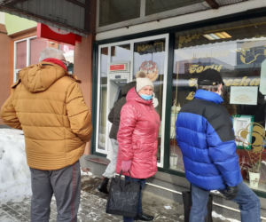 Tłusty czwartek 2021. Łodzianie stoją w długich kolejkach po pączki