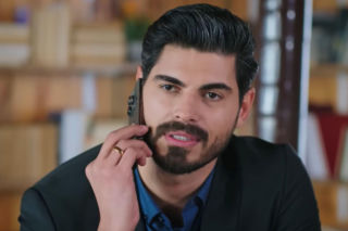 Panna młoda, odcinek 43: Bliscy martwią się o Mukadder. Kobieta wyszła z domu i nie daje znaku życia