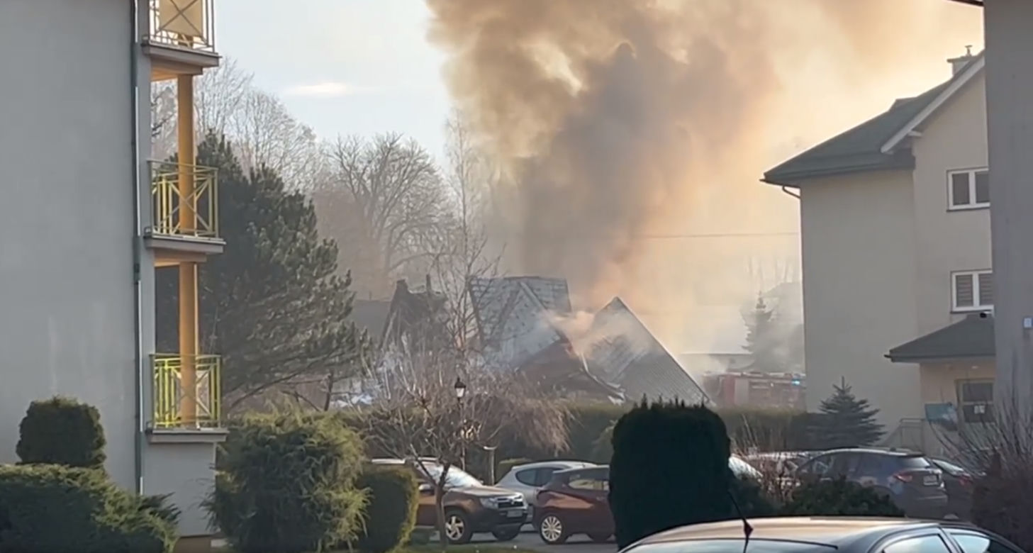 Tragedia w Ustroniu! Wybuch gazu rozsadził dom jednorodzinny. Jedna osoba wyciągnięta spod gruzów