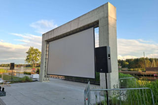 To jedyne takie kino plenerowe w Świętokrzyskiem. W Porcie Lubianka na leżakach i na kajakach