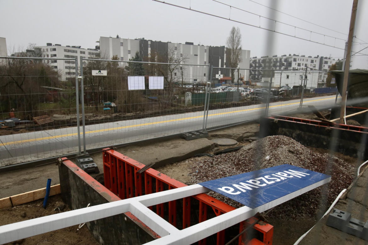 Dojście do nowej stacji przez błoto i plac budowy. PKP Warszawa Grochów jak tor przeszkód 