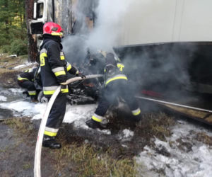 Koszmarny wypadek na trasie Toruń - Bydgoszcz. W Emilianowie płonął samochód, zmiażdżony przez ciężarówkę!
